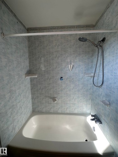 5625 137 Avenue, Edmonton, AB - Indoor Photo Showing Bathroom