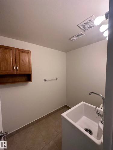 5625 137 Avenue, Edmonton, AB - Indoor Photo Showing Bathroom