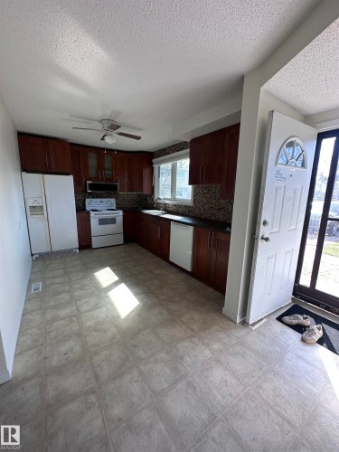 5625 137 Avenue, Edmonton, AB - Indoor Photo Showing Kitchen