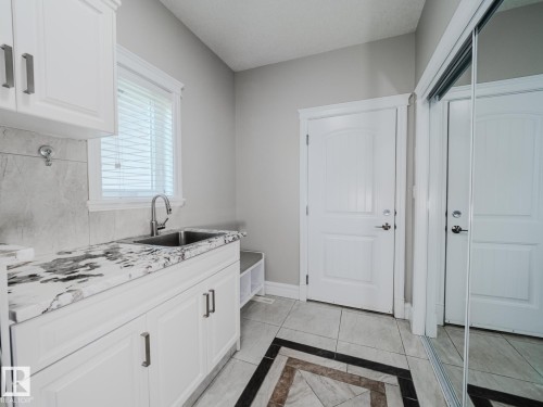 1606 Adamson Close, Edmonton, AB - Indoor Photo Showing Kitchen