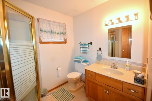 5204 1 Avenue E, Boyle, AB - Indoor Photo Showing Bathroom