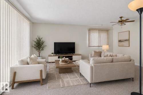 9732 75 Avenue, Edmonton, AB - Indoor Photo Showing Living Room