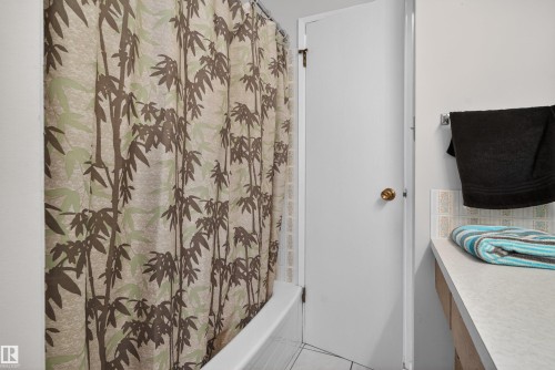 9732 75 Avenue, Edmonton, AB - Indoor Photo Showing Bathroom