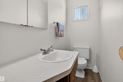 9732 75 Avenue, Edmonton, AB - Indoor Photo Showing Bathroom