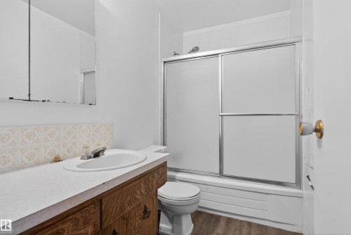 9732 75 Avenue, Edmonton, AB - Indoor Photo Showing Bathroom