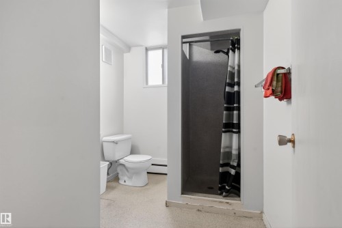 9732 75 Avenue, Edmonton, AB - Indoor Photo Showing Bathroom