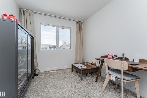Carpeted room with a double window and white trim - 3367 Erlanger Bend, Edmonton, AB - Indoor