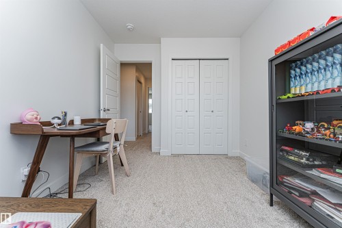 Light-toned wall finishes throughout, complemented by plush, light-toned carpeting - 3367 Erlanger Bend, Edmonton, AB - Indoor