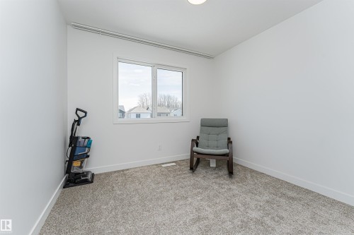 Bright room featuring neutral carpeting, white walls, and a single window with white trim - 3367 Erlanger Bend, Edmonton, AB - Indoor