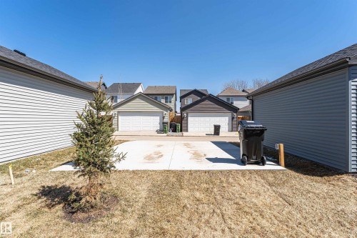 Concrete driveway providing off-street parking - 3367 Erlanger Bend, Edmonton, AB - Outdoor
