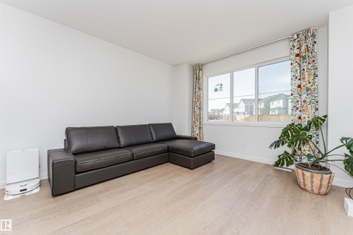 Bright room with light wood-finish flooring - 3367 Erlanger Bend, Edmonton, AB - Indoor Photo Showing Living Room