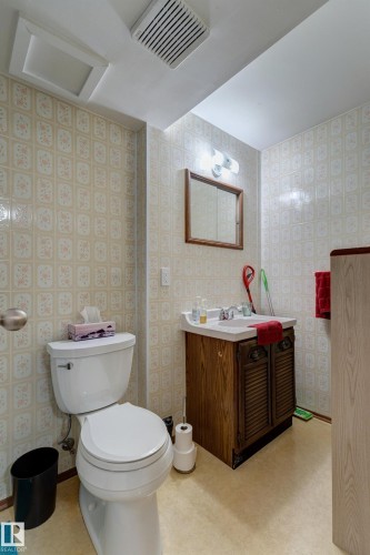 4823 10 Avenue, Edmonton, AB - Indoor Photo Showing Bathroom