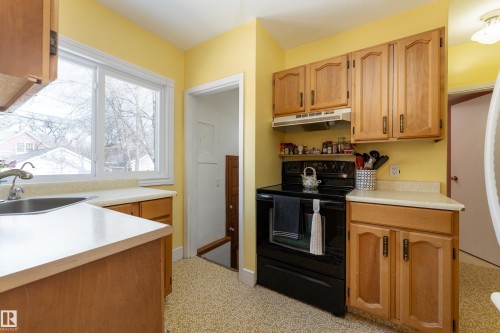 9852 86 Avenue, Edmonton, AB - Indoor Photo Showing Kitchen