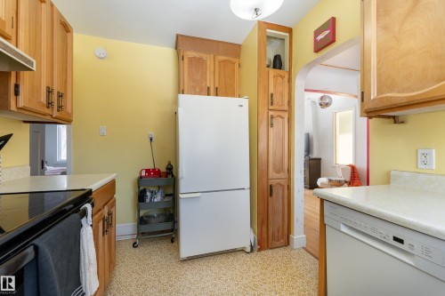 9852 86 Avenue, Edmonton, AB - Indoor Photo Showing Kitchen