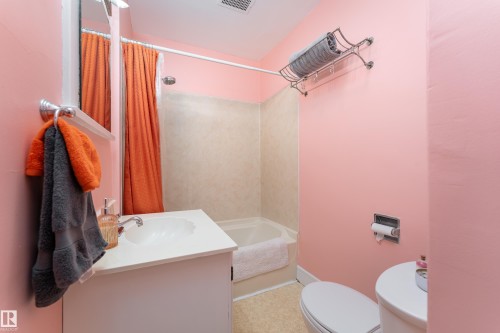 9852 86 Avenue, Edmonton, AB - Indoor Photo Showing Bathroom
