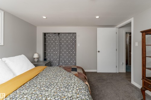 9852 86 Avenue, Edmonton, AB - Indoor Photo Showing Bedroom