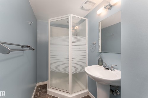 9852 86 Avenue, Edmonton, AB - Indoor Photo Showing Bathroom