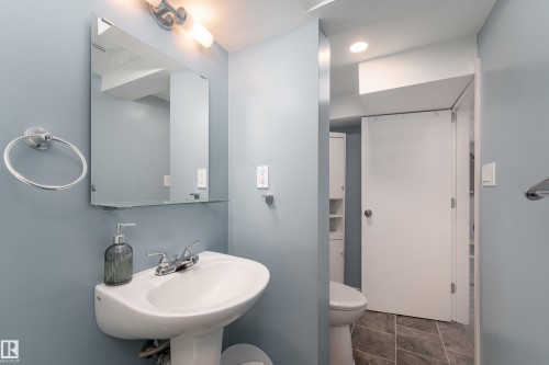 9852 86 Avenue, Edmonton, AB - Indoor Photo Showing Bathroom