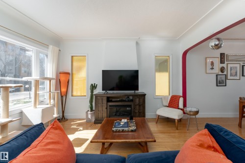 9852 86 Avenue, Edmonton, AB - Indoor Photo Showing Living Room