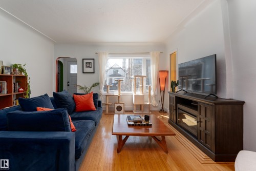 9852 86 Avenue, Edmonton, AB - Indoor Photo Showing Living Room