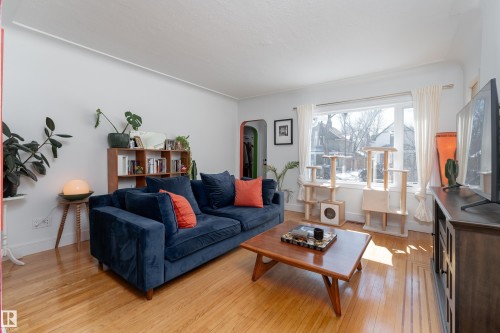 9852 86 Avenue, Edmonton, AB - Indoor Photo Showing Living Room