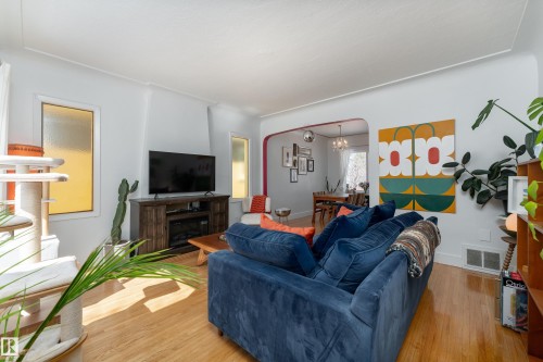 9852 86 Avenue, Edmonton, AB - Indoor Photo Showing Living Room