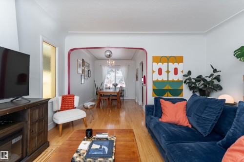 9852 86 Avenue, Edmonton, AB - Indoor Photo Showing Living Room