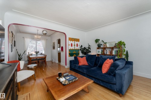 9852 86 Avenue, Edmonton, AB - Indoor Photo Showing Living Room