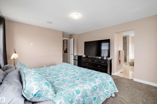 Spacious room featuring neutral-toned walls, recessed ceiling speaker, and a ceiling-mounted light fixture - 1586 Chapman Way, Edmonton, AB - Indoor Photo Showing Bedroom