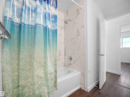 3608 33 Avenue, Edmonton, AB - Indoor Photo Showing Bathroom