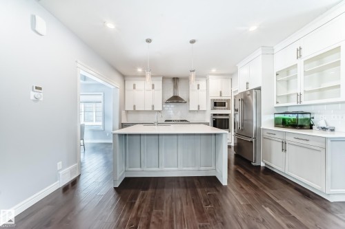 5630 Juchli Avenue, Edmonton, AB - Indoor Photo Showing Kitchen With Upgraded Kitchen