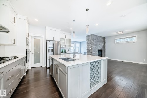5630 Juchli Avenue, Edmonton, AB - Indoor Photo Showing Kitchen With Double Sink With Upgraded Kitchen