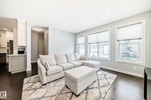 5630 Juchli Avenue, Edmonton, AB - Indoor Photo Showing Living Room