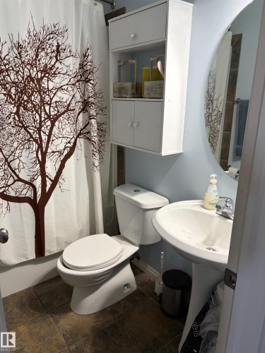 135 Park Grove, Wetaskiwin, AB - Indoor Photo Showing Bathroom
