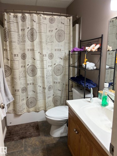135 Park Grove, Wetaskiwin, AB - Indoor Photo Showing Bathroom