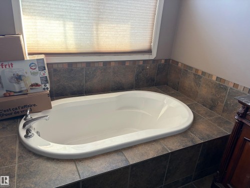135 Park Grove, Wetaskiwin, AB - Indoor Photo Showing Bathroom