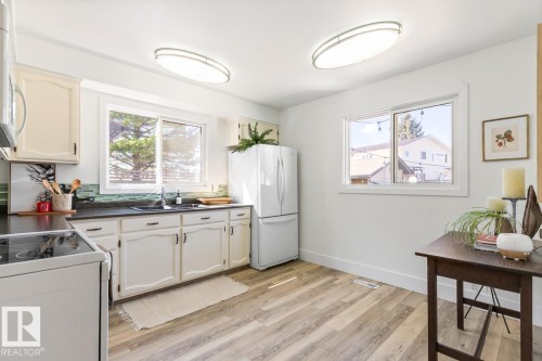 6908 19 Avenue, Edmonton, AB - Indoor Photo Showing Kitchen