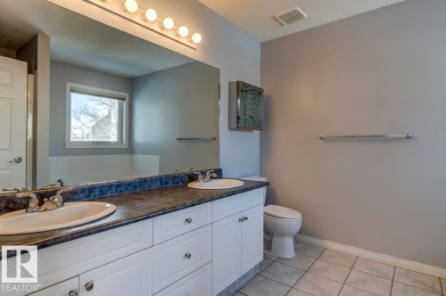 10519 87 Avenue, Edmonton, AB - Indoor Photo Showing Bathroom