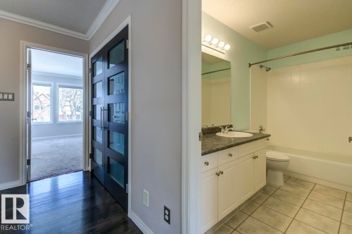 10519 87 Avenue, Edmonton, AB - Indoor Photo Showing Bathroom