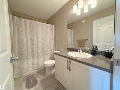 1328 Chappelle Boulevard, Edmonton, AB - Indoor Photo Showing Bathroom