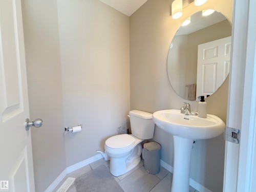1328 Chappelle Boulevard, Edmonton, AB - Indoor Photo Showing Bathroom