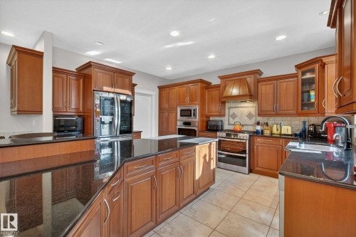 918 Hollingsworth Bend, Edmonton, AB - Indoor Photo Showing Kitchen