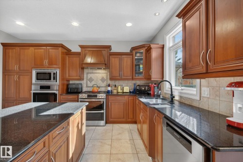 918 Hollingsworth Bend, Edmonton, AB - Indoor Photo Showing Kitchen With Double Sink