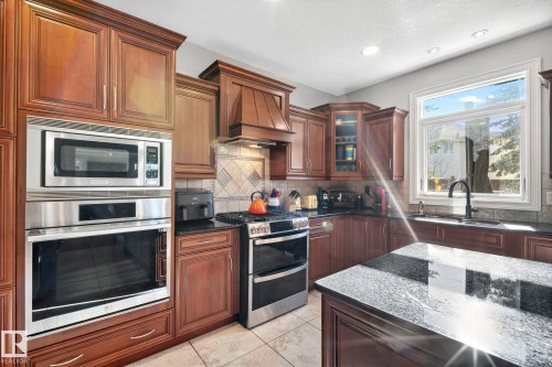 918 Hollingsworth Bend, Edmonton, AB - Indoor Photo Showing Kitchen