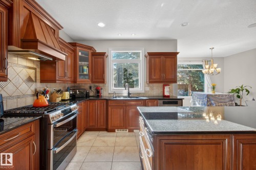 918 Hollingsworth Bend, Edmonton, AB - Indoor Photo Showing Kitchen