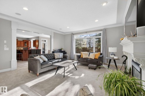 918 Hollingsworth Bend, Edmonton, AB - Indoor Photo Showing Living Room