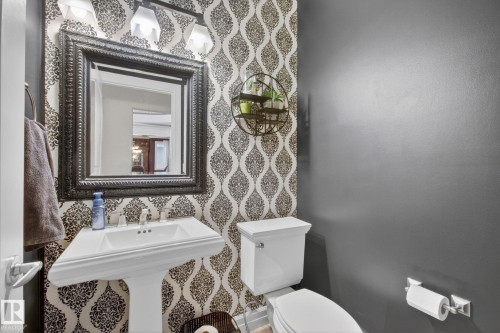 918 Hollingsworth Bend, Edmonton, AB - Indoor Photo Showing Bathroom