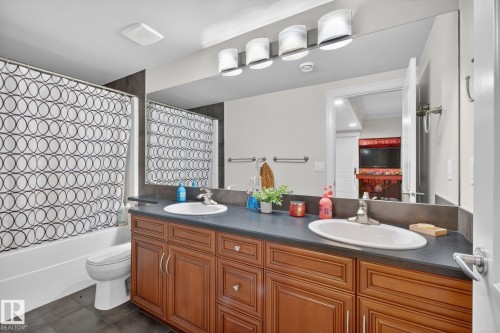 918 Hollingsworth Bend, Edmonton, AB - Indoor Photo Showing Bathroom