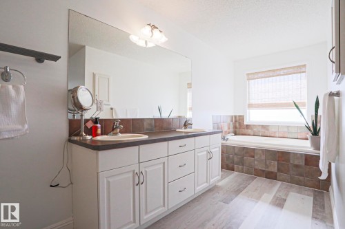 28 Encino Close, St. Albert, AB - Indoor Photo Showing Bathroom