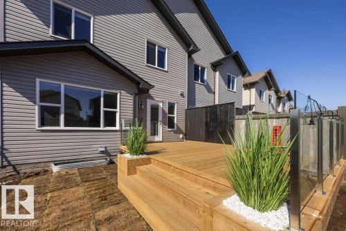 Expansive wood deck with a glass-paneled fence - Edmonton, AB - Outdoor